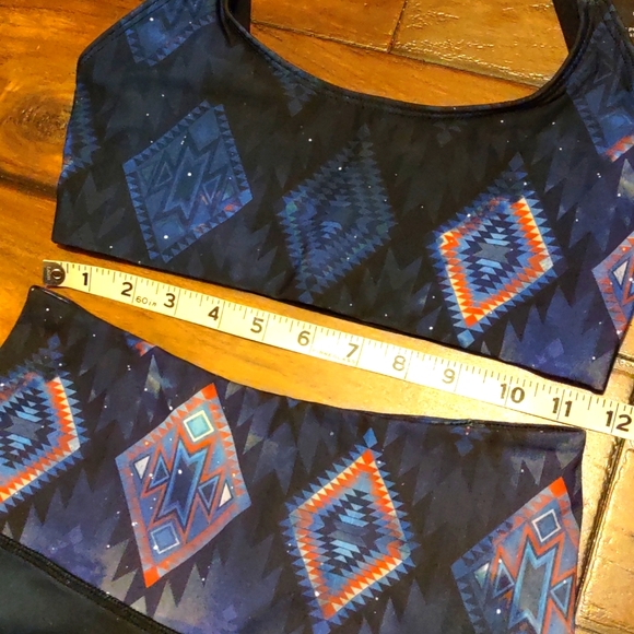 "Onzie" brand. Matching sport bra and Capri leggings. Both Size M/L. - Picture 8 of 12